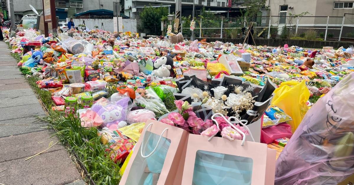 追思物堆滿整塊綠地。（圖／翻攝畫面）