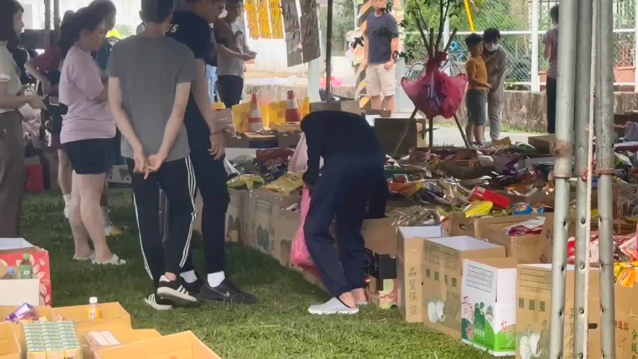 今日有民眾自行拿供品。（圖／東森新聞）