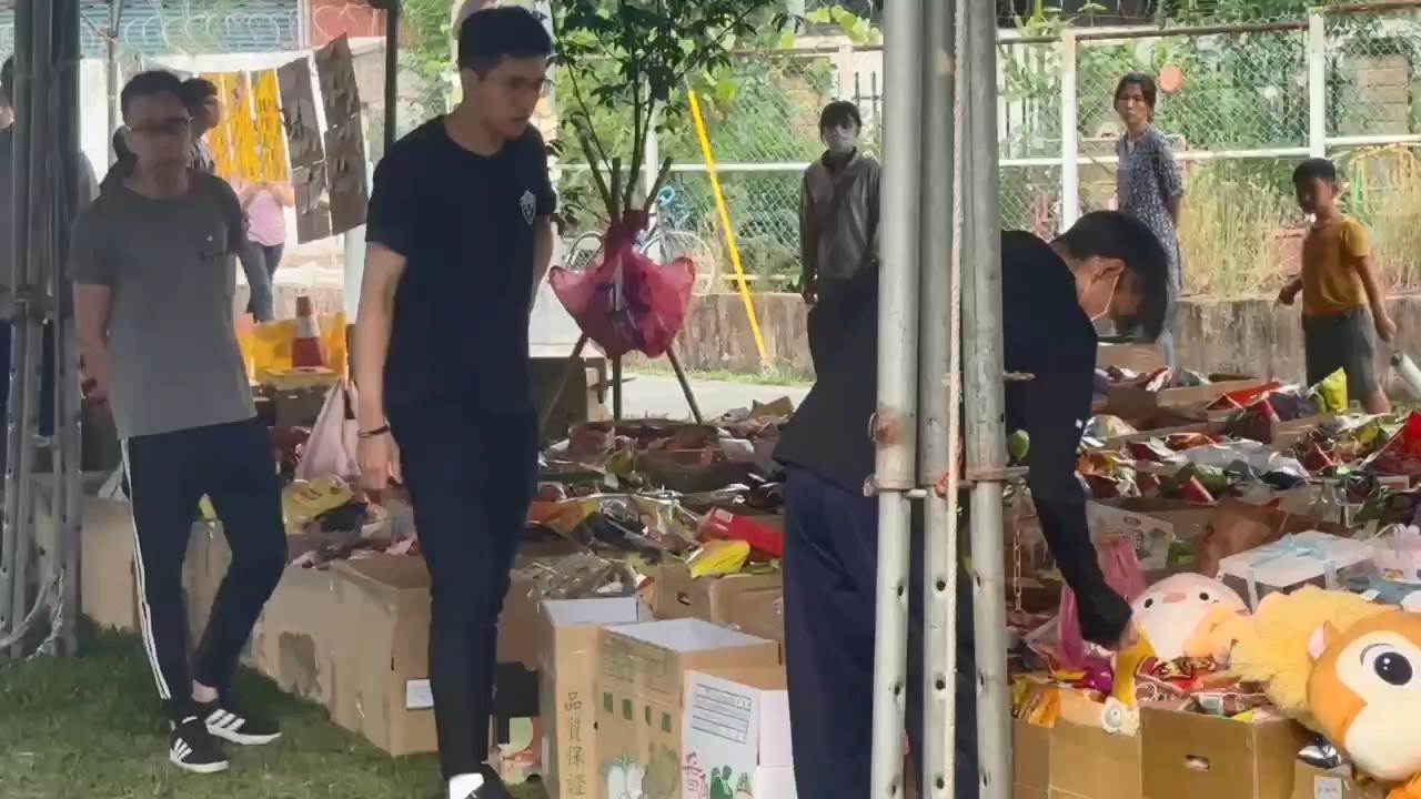 有民眾自行拿走供品，自稱是低收入戶。（圖／東森新聞）