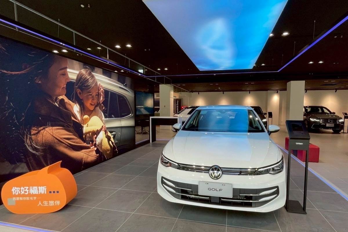 展間可同時容納15輛品牌最新車款，讓消費者能完整體驗品牌全車系產品魅力。（圖／台灣福斯汽車提供）