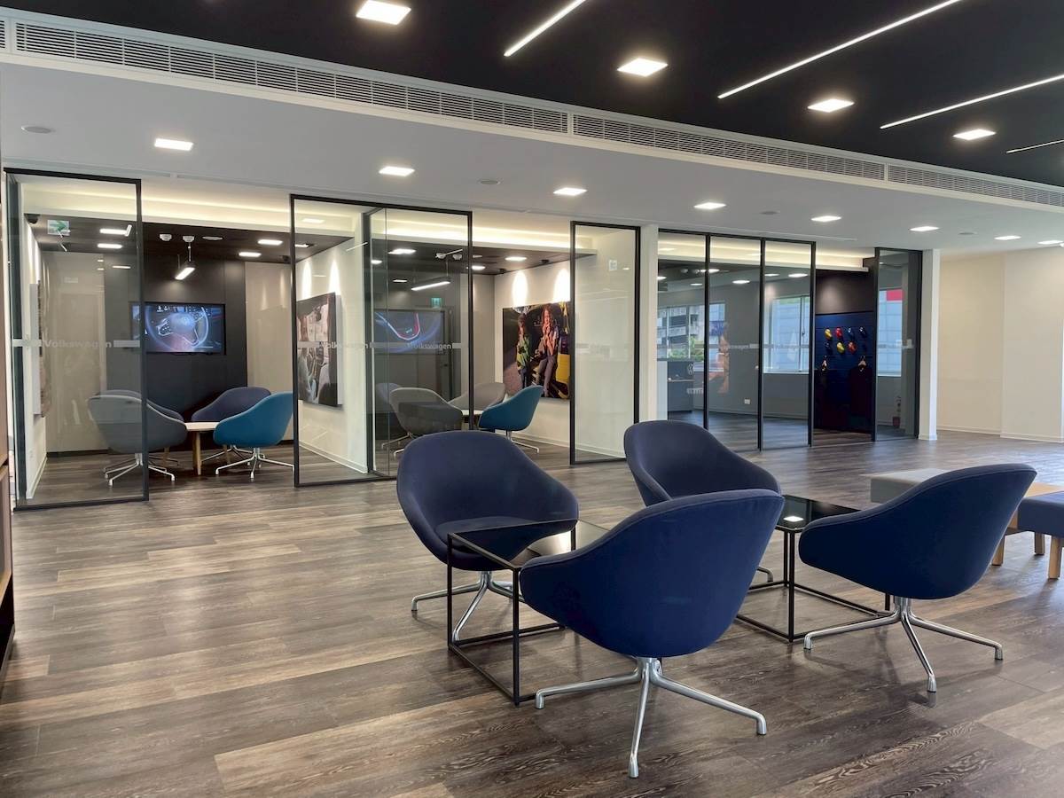 整體空間採用品牌經典藍白色系，呈現出簡約且現代的設計風格。（圖／台灣福斯汽車提供）