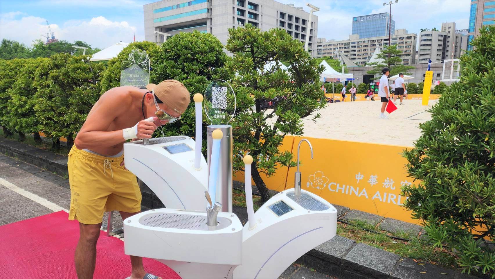 市府前廣場杜鵑花直飲台與世壯運沙灘排球賽事。（圖／臺北自來水事業處提供）