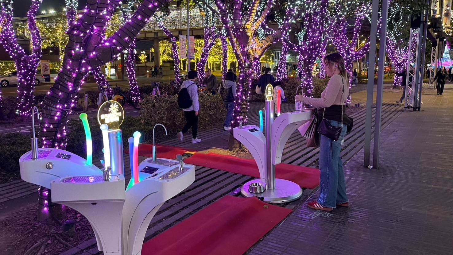 杜鵑花造型行動直飲台陪伴市民一起跨年。（圖／臺北自來水事業處提供）
