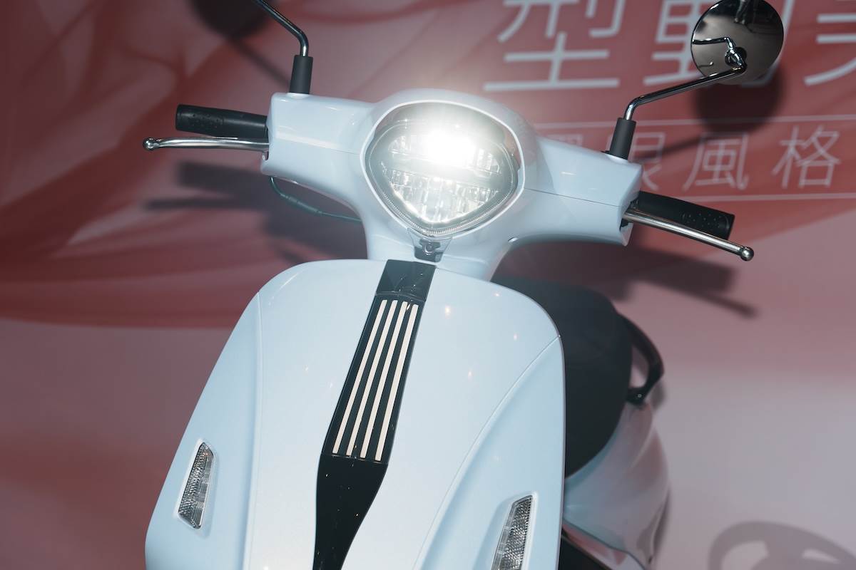 頭燈為LED燈組，遠近燈可同步點亮，下方弦浮LED定位燈參考琴弦的優雅線條。（圖／林昱丞攝影）