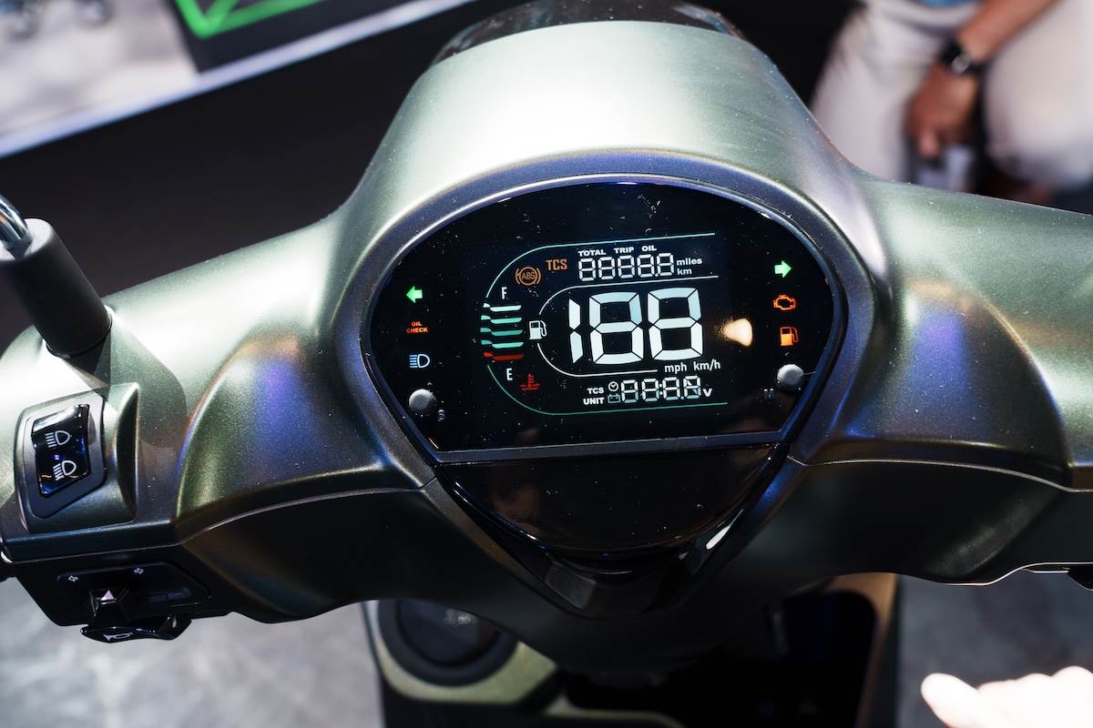 「琴弦光感應彩色儀表板」能夠主動偵測環境亮度，並調節亮度顯示。（圖／林昱丞攝影）