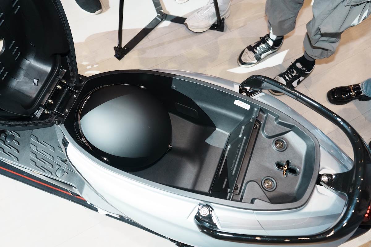 座墊下的置物空間可以放下一頂3/4安全帽。（圖／林昱丞攝影）