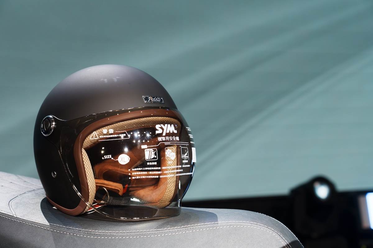 這頂3/4安全帽為首購四重送的曜黑風格安全帽。（圖／林昱丞攝影）