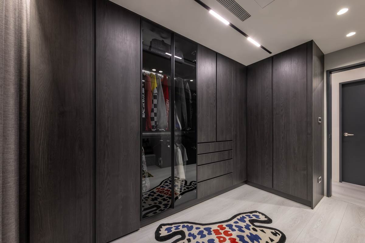 以灰黑白為主調,歐德為音樂才子派偉俊,打造頂天立地L型多元收納櫃。(圖/歐德傢俱提供)