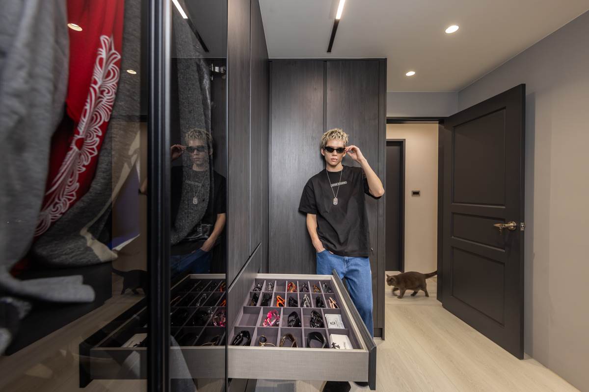 擁有許多眼鏡、皮帶、項鍊等單品的派偉俊,利用抽屜分隔及歐德打造的轉角櫃,讓每樣單品都「有家可歸」。 (圖/歐德傢俱提供)