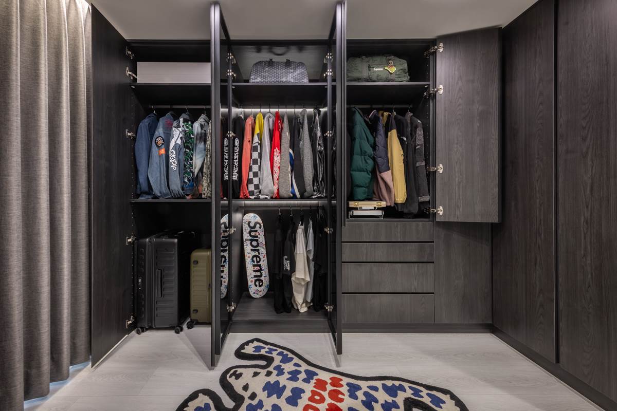 歐德設計充滿個人特色更衣間,讓派偉俊陳列珍藏潮牌及穿搭戰利品,展現時尚品味!(圖/歐德傢俱提供)