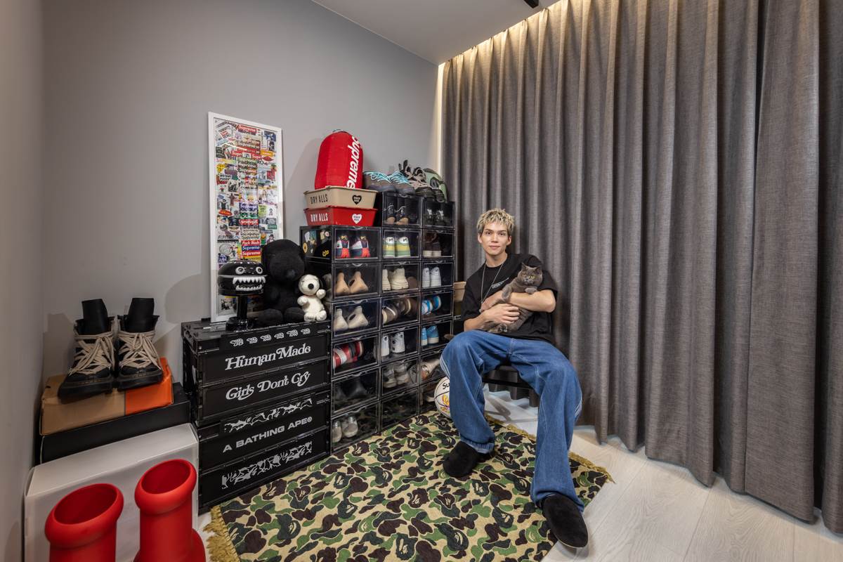 對潮鞋情有獨鍾的派偉俊,抱著愛貓坐在角落<a href='/search/tags/收藏/' target='_blank'>收藏</a>區,期待未來歐德可以幫他優化升級。(圖/歐德傢俱提供)