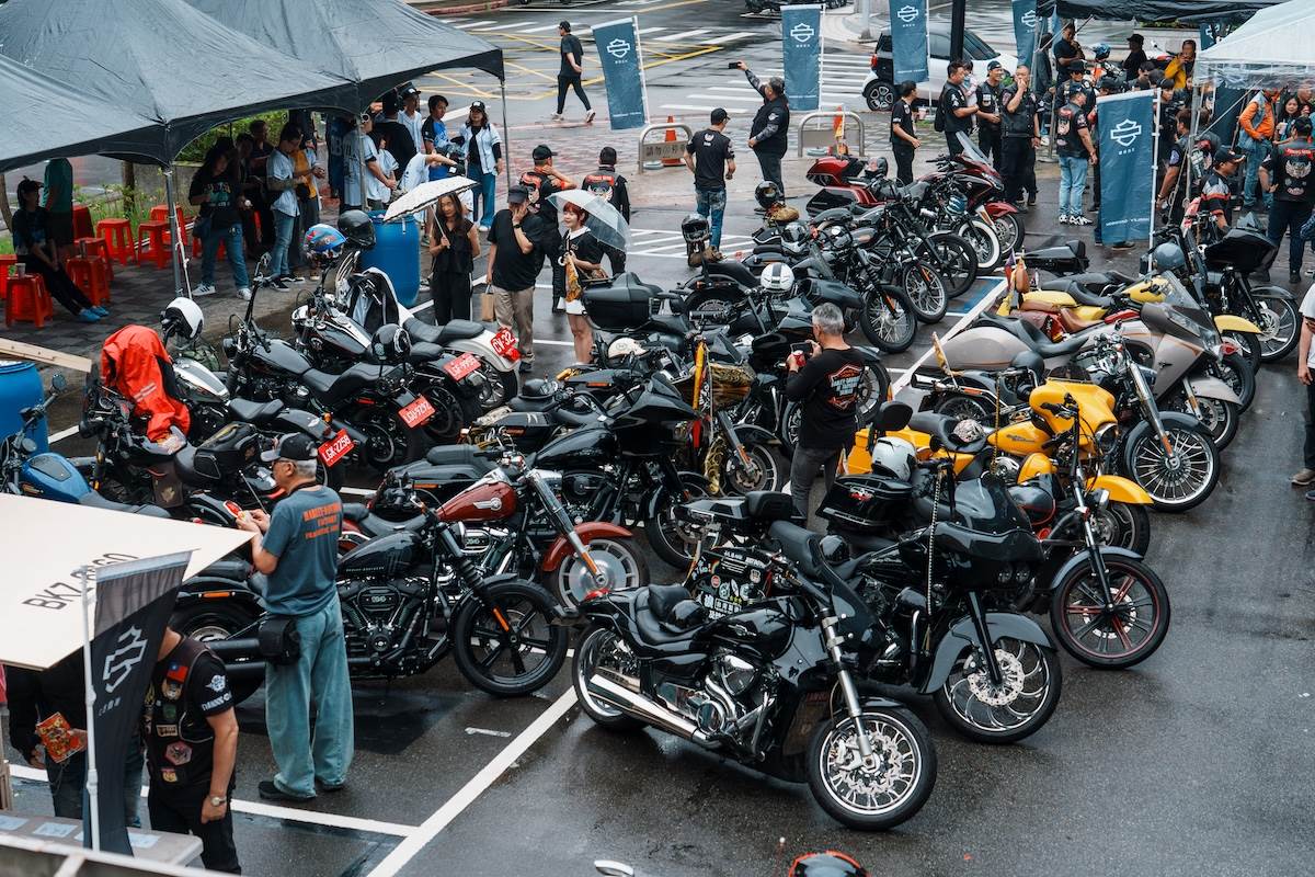 面積大到驚人的停車空間，在開幕日成為眾哈雷的伸展台。（圖／林昱丞攝影）