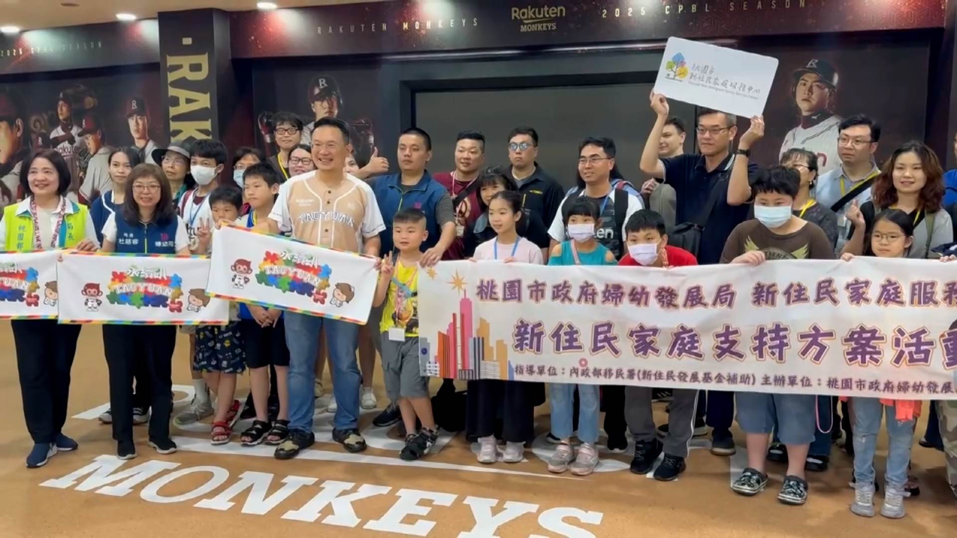 桃園市副市長蘇俊賓更特地送上應援毛巾，邀請新住民家庭一起環保愛地球。（圖／東森新聞）