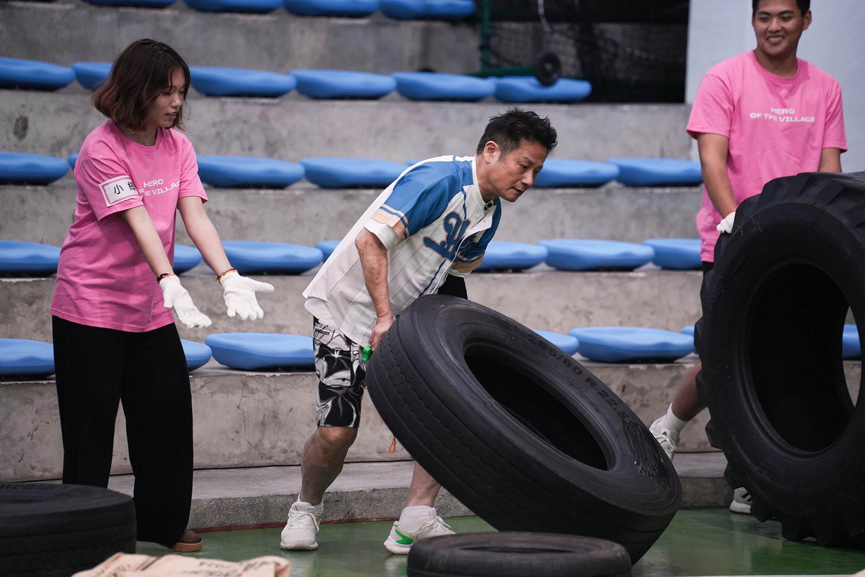 66歲的徐乃麟火力依舊猛爆，扛起重達120公斤的巨大輪胎。（圖／東森綜合台）
