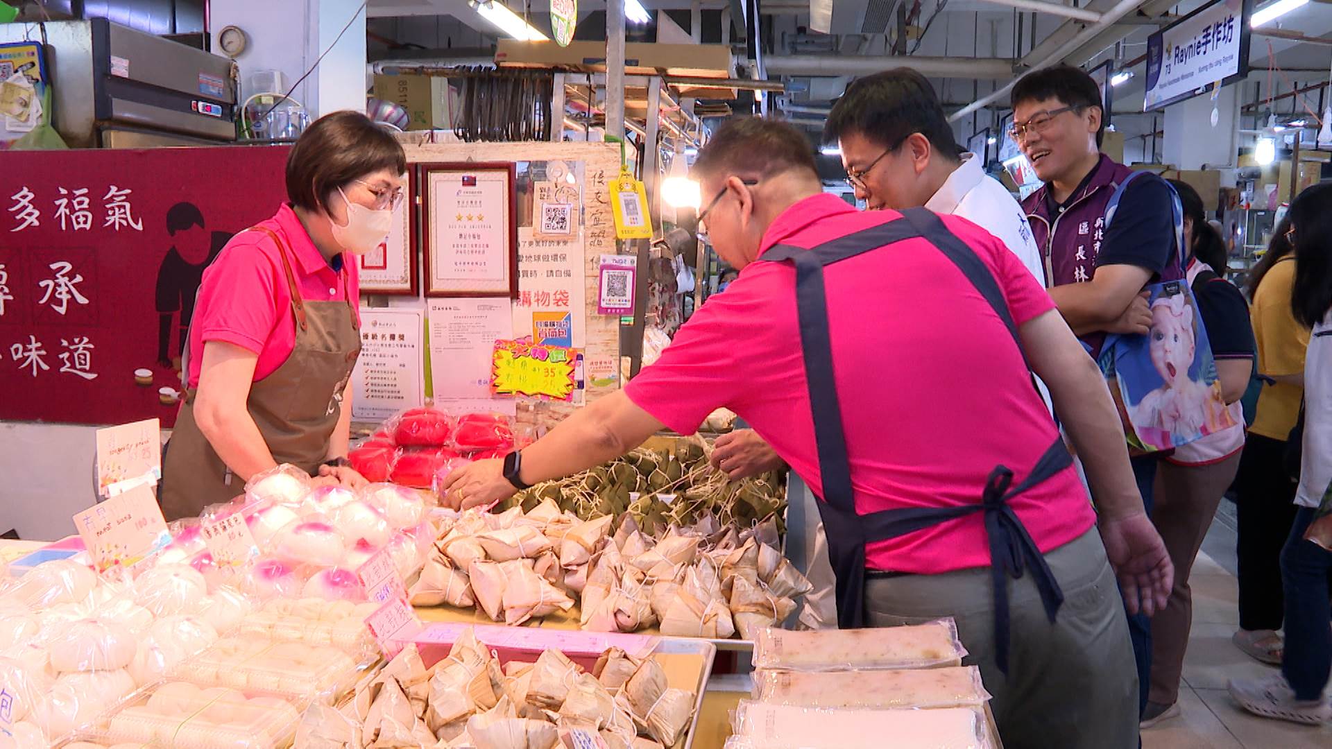 環保局也在各市場設置「二手袋回收箱」，免費提供環保袋。（圖／東森新聞）