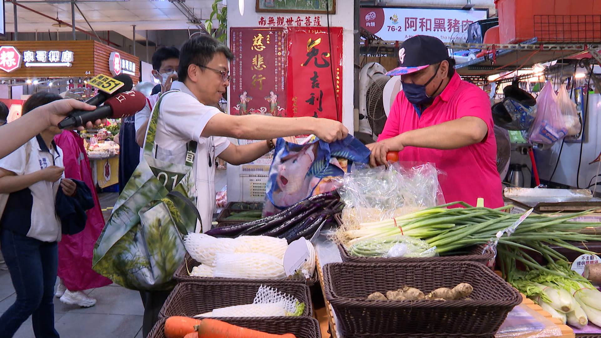 新北市環保局長程大維與市場處長李長奎日前親自走訪菜市場，逛市場購物全程自備餐盒與環保袋。（圖／東森新聞）
