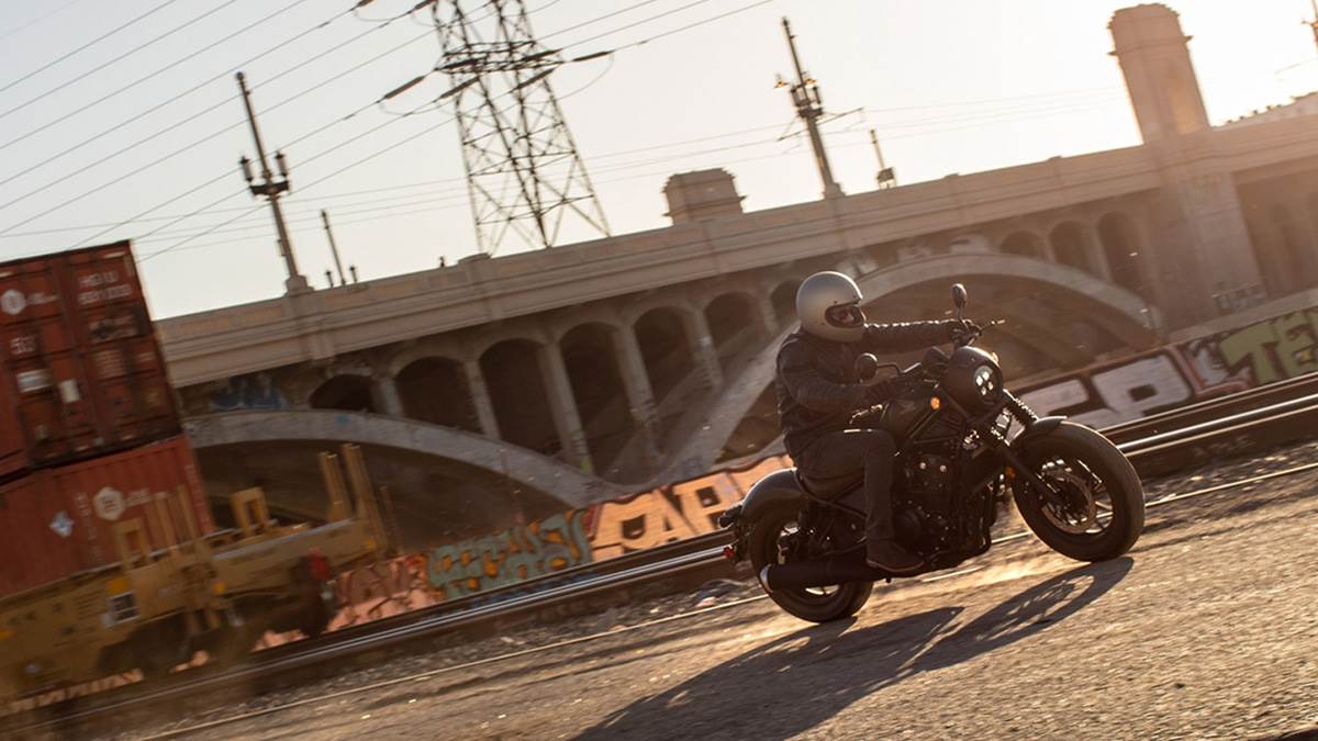 全新的把手位置略低於前代車型，使得騎士上身姿勢更加自然放鬆。（圖／台灣本田提供）