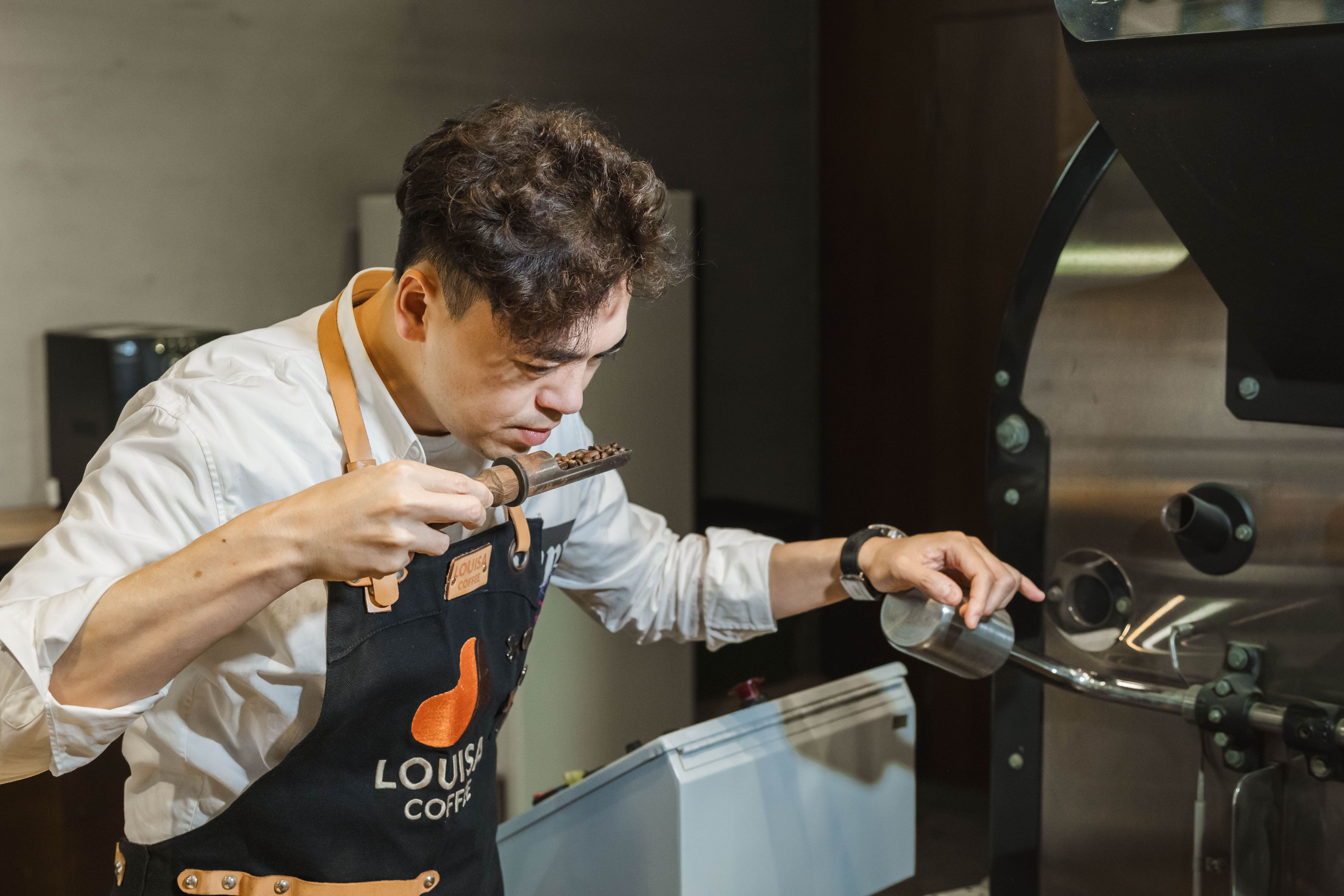 黃銘賢曾經的夢想是當50家咖啡店的烘豆師，專注於義式咖啡的世界裡。