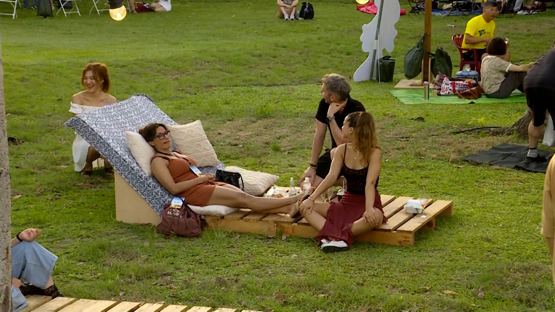 民眾在港邊草地享受陽光，感受濃厚法式氛圍。（圖／東森新聞）