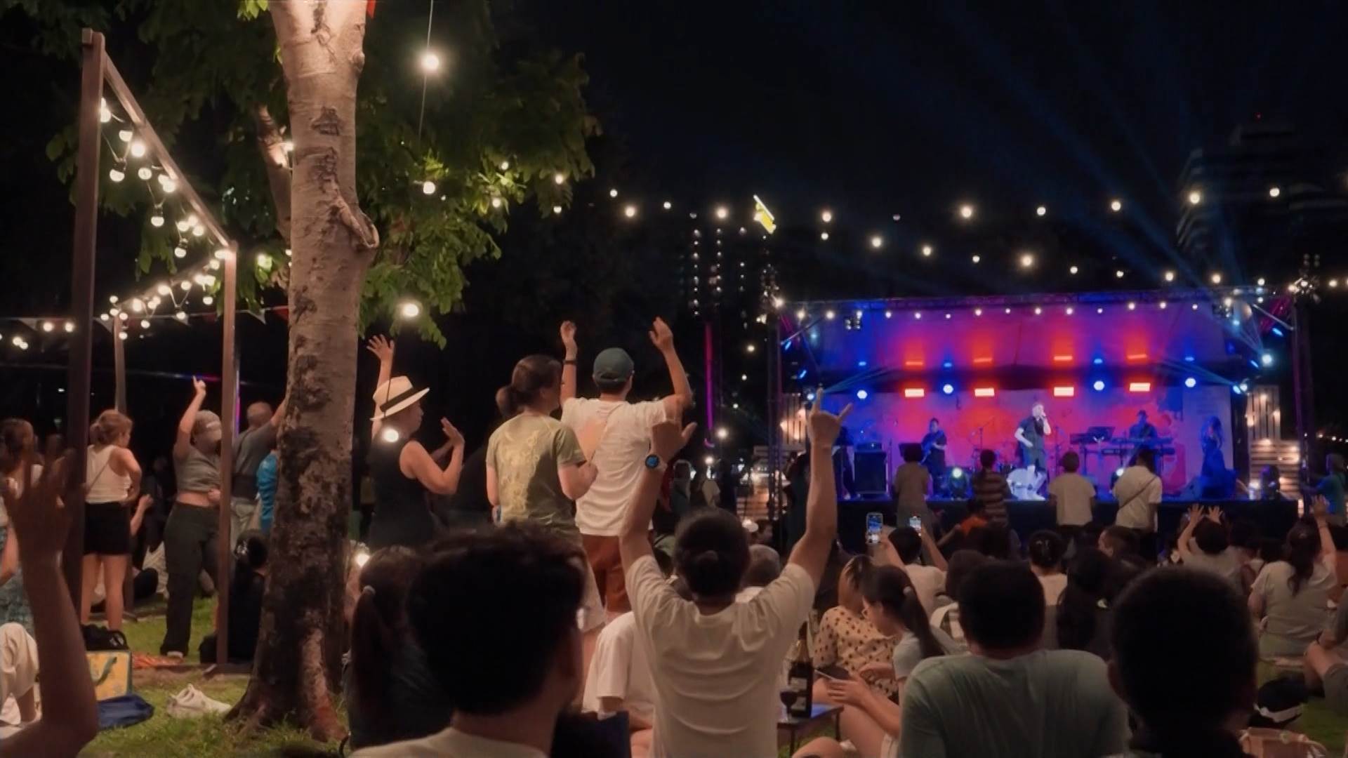 街頭藝人表演吸引民眾駐足，現場洋溢歡樂氣氛。（圖／東森新聞）