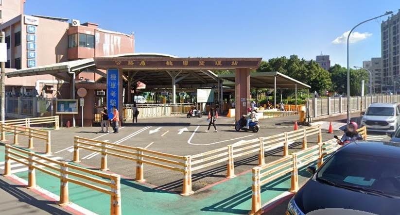 交通部27日於公路局新竹區監理所桃園監理站舉行「520周年施政成果記者會」。（圖／翻攝自Google maps）