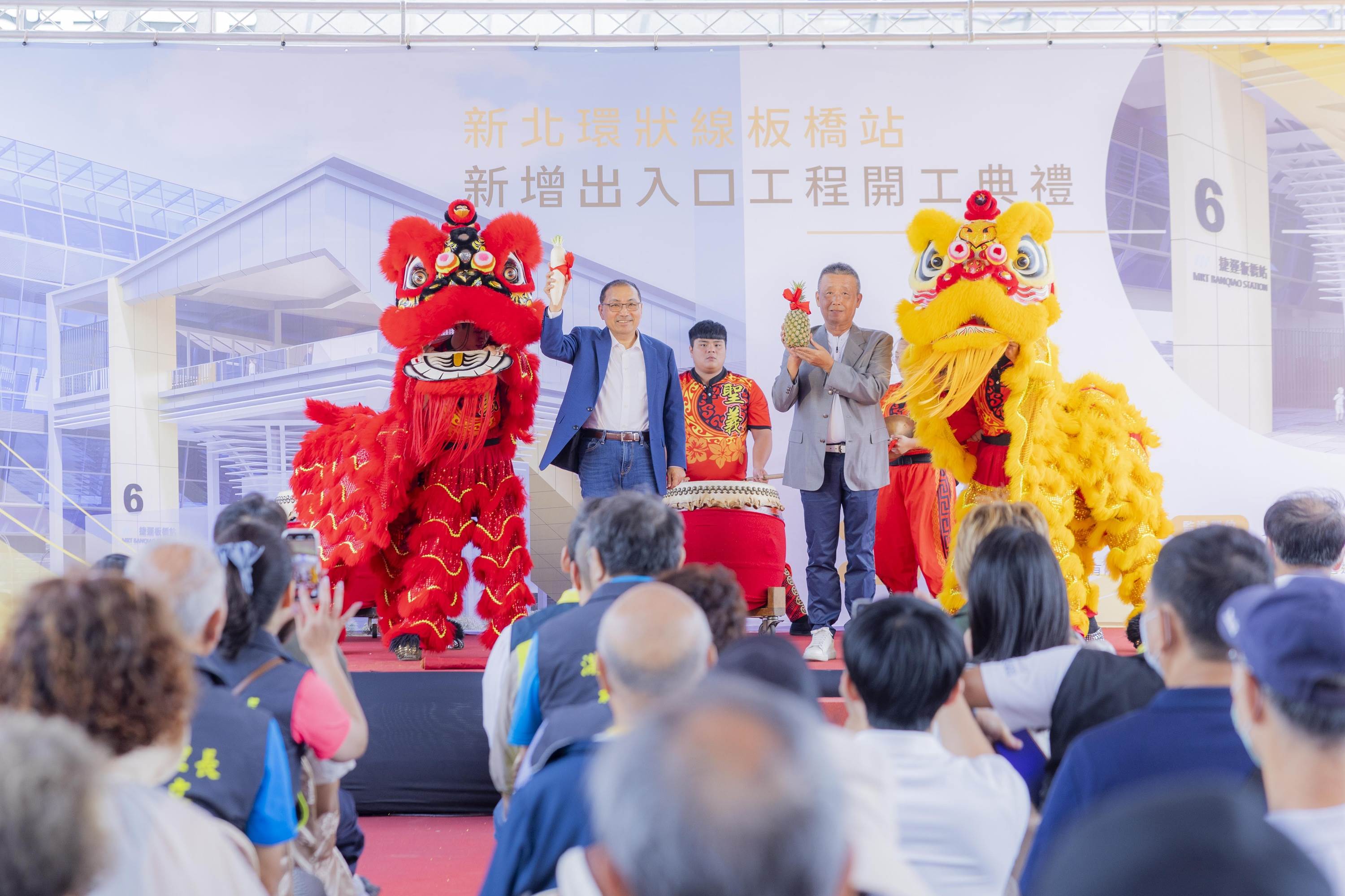 侯市長與施工廠商接下好彩頭。（圖／新北市政府提供）