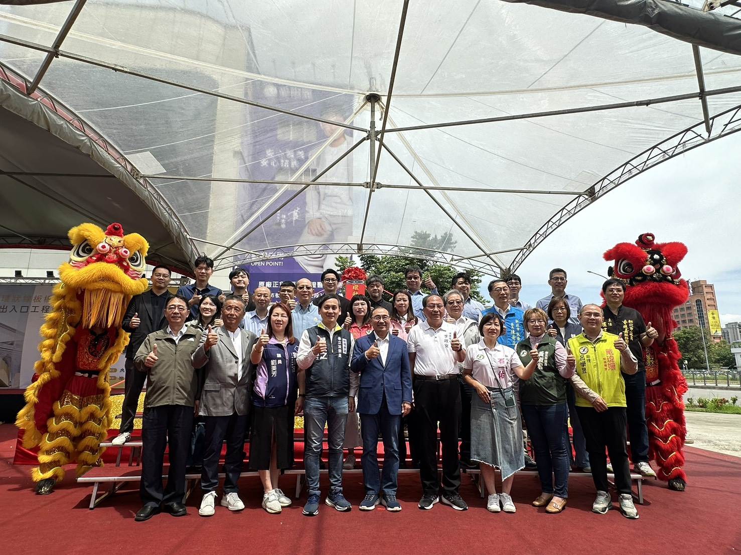 環狀線新增出入口施工團隊大合影。（圖／新北市政府提供）