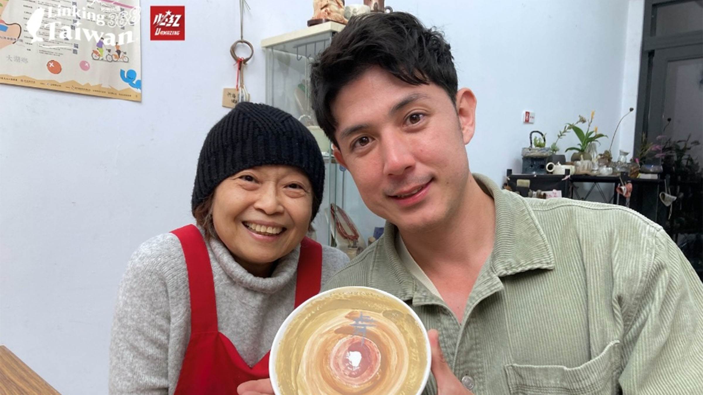 舞陽一筆一畫地描繪屬於自己的陶盤作品，展現創意，也體驗陶藝文化的深厚魅力。（圖／《恁去台灣》提供）