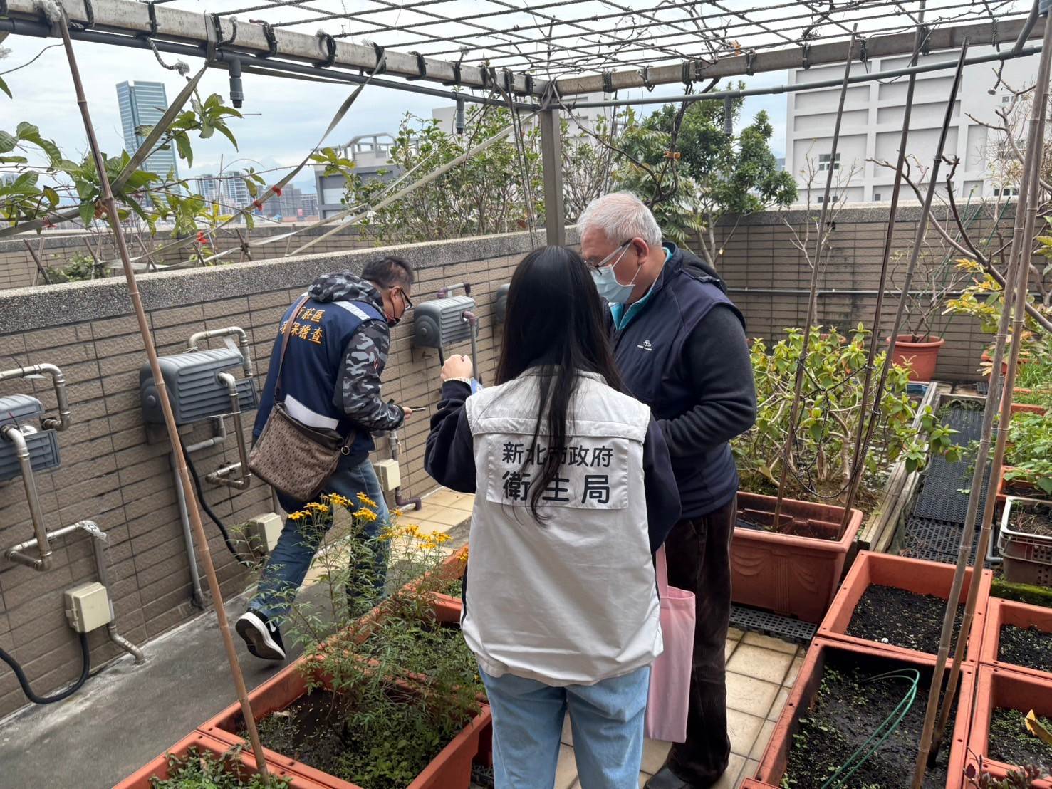 衛生局、環保局聯合稽查屋頂式農場