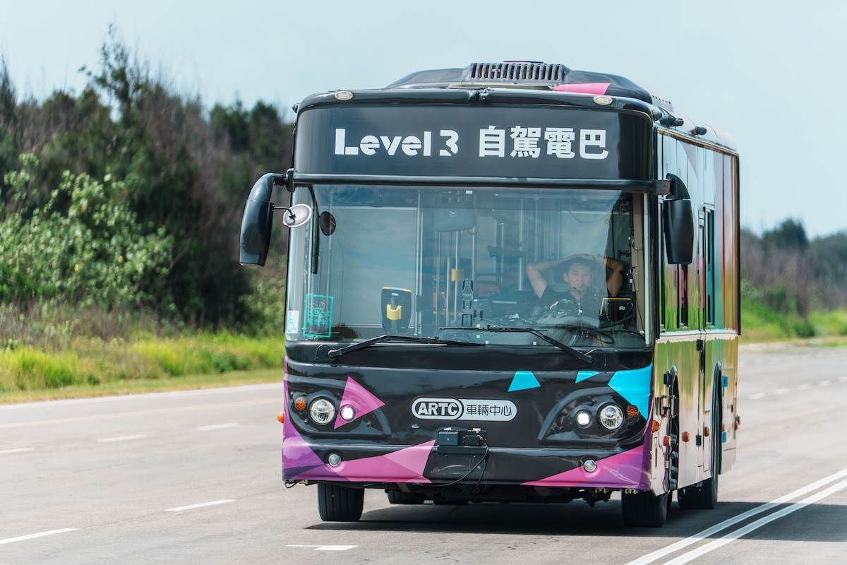 駕駛雙手高舉，一切交給系統去判讀路況，加減速以及變換車道都十分順暢。（圖／林昱丞攝影）