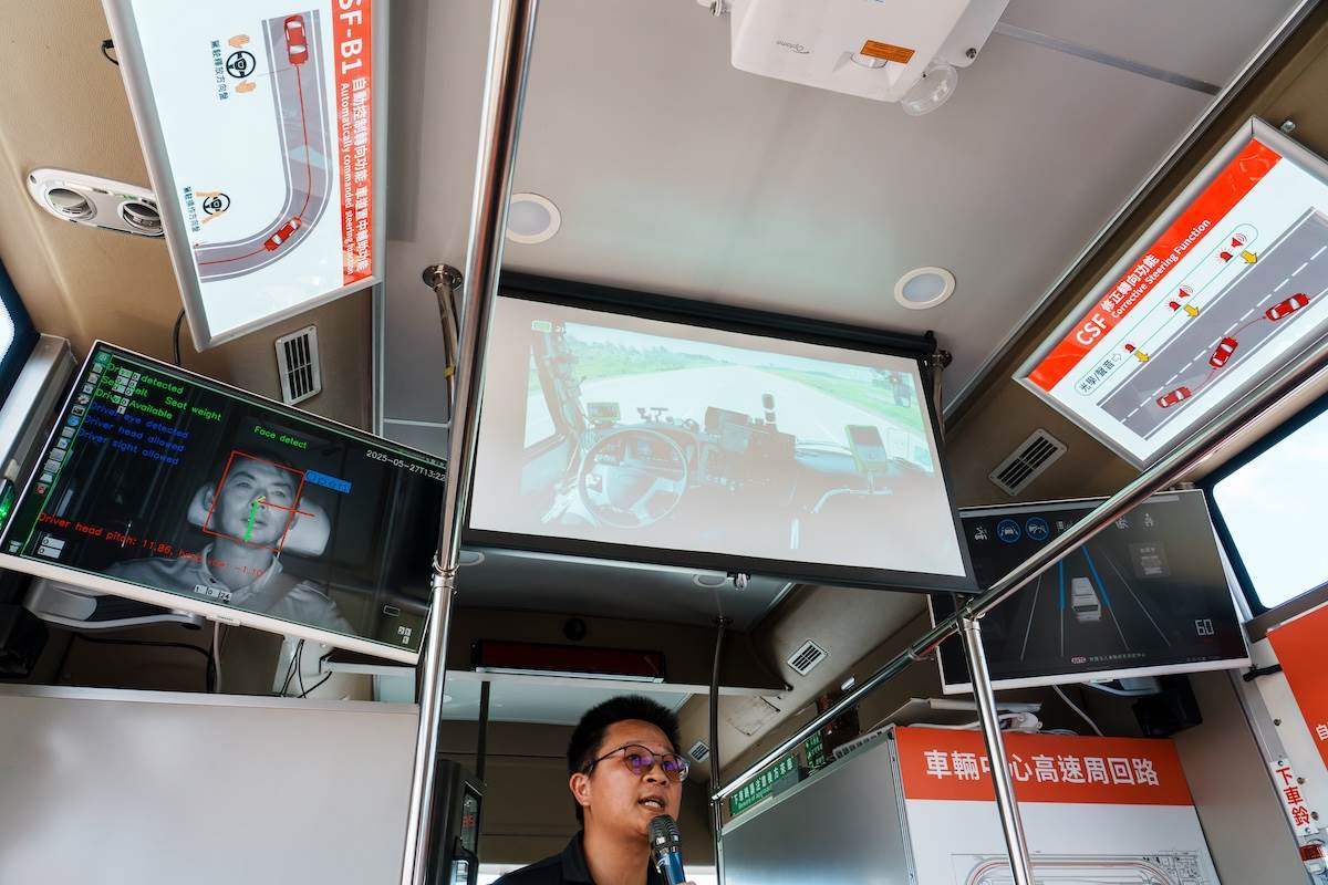 左螢幕顯示系統偵測駕駛臉部變化，透過AI去判讀駕駛狀況；中螢幕顯示駕駛放開雙手開車；右螢幕顯示車輛車道維持、變化車道、自動跟車等狀態。（圖／林昱丞攝影）