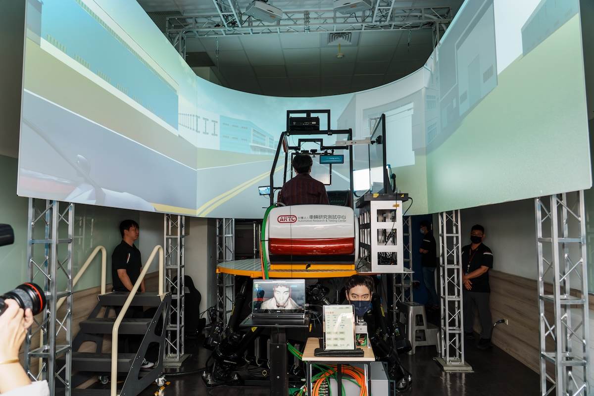 上方透過AI深度學習各種路況，可降低實際路試所帶來的大量成本；下方則是透過AI影像偵測駕駛眼睛視線、頭部偏擺，判斷駕駛者狀態。（圖／林昱丞攝影）