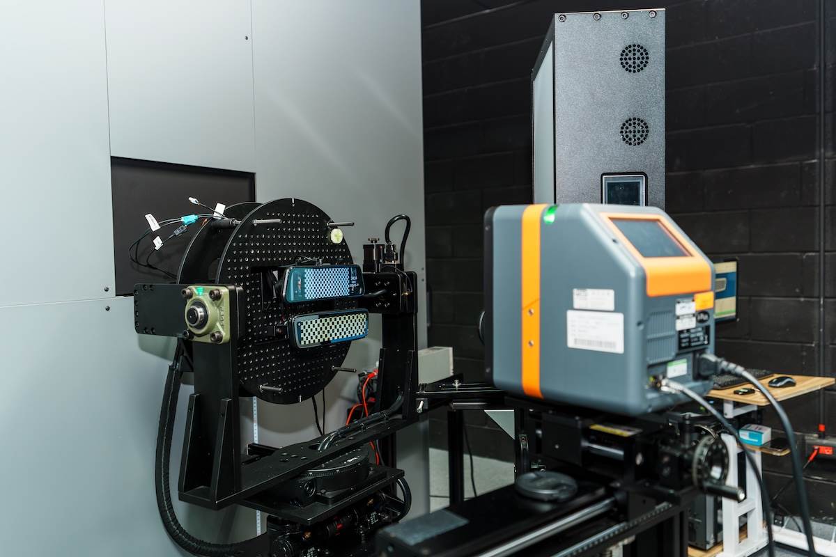 燈光實驗室能模擬各種自然光環境，以及後方250公尺車輛近光燈，進行影像清晰度、對比與系統延遲等關鍵測試。（圖／林昱丞攝影）