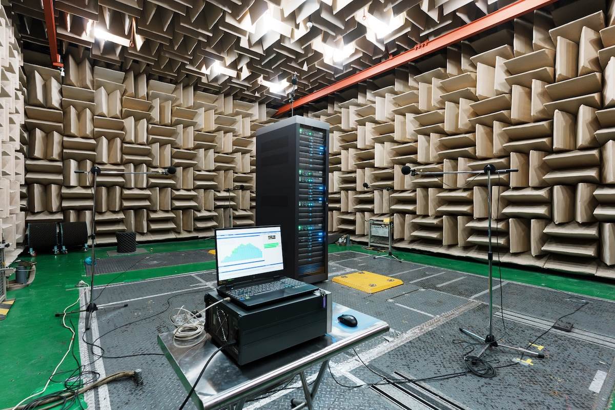 振動噪音實驗室可執行智慧座艙模組、充電樁在開發階段的聲學檢測，現更擴及AI伺服器，搭配高階聲學相機，可即時捕捉多聲源訊號，將音訊轉化為可視化圖像。（圖／林昱丞攝影）