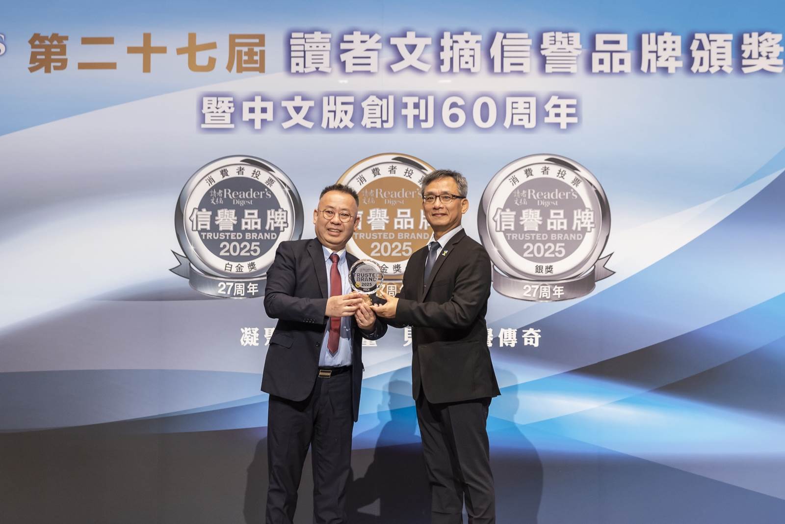 歐德集團執行長陳國偉(左)從台北市副市長張溫德(右)手中接獲獎座。（圖／歐德傢俱提供）