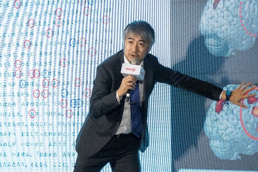 「高可可多酚巧克力有助於支持大腦的高效運作研究成果分享會」、水野敬教授發表的樣子。（圖／業者提供）