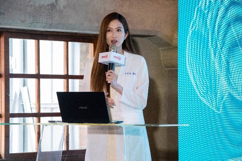 李旻珊醫師進行發表的樣子。（圖／業者提供）