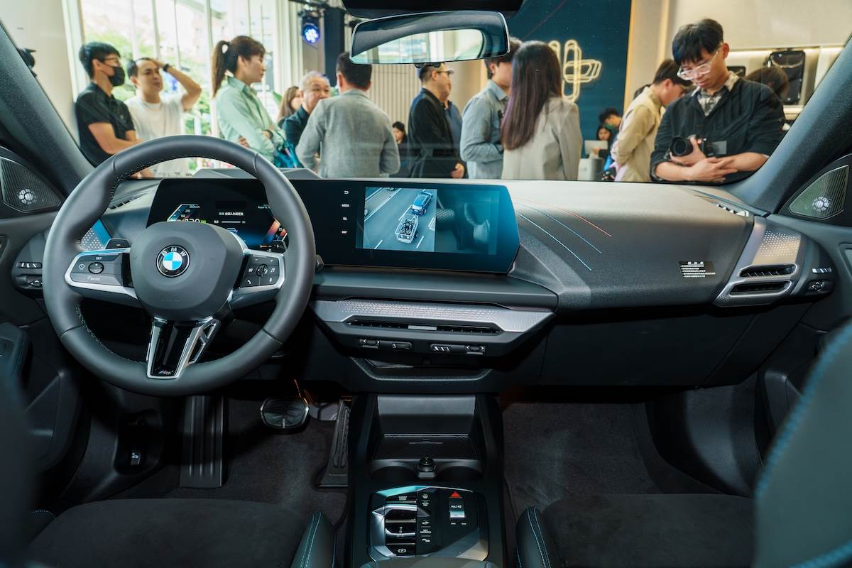 車艙內環艙氣氛燈與全新設計的M鋁質菱格紋光影飾板交織出豐富層次，巧妙融合隱藏式冷氣出風口，另外配備M多功能真皮方向盤。（圖／林昱丞攝影）