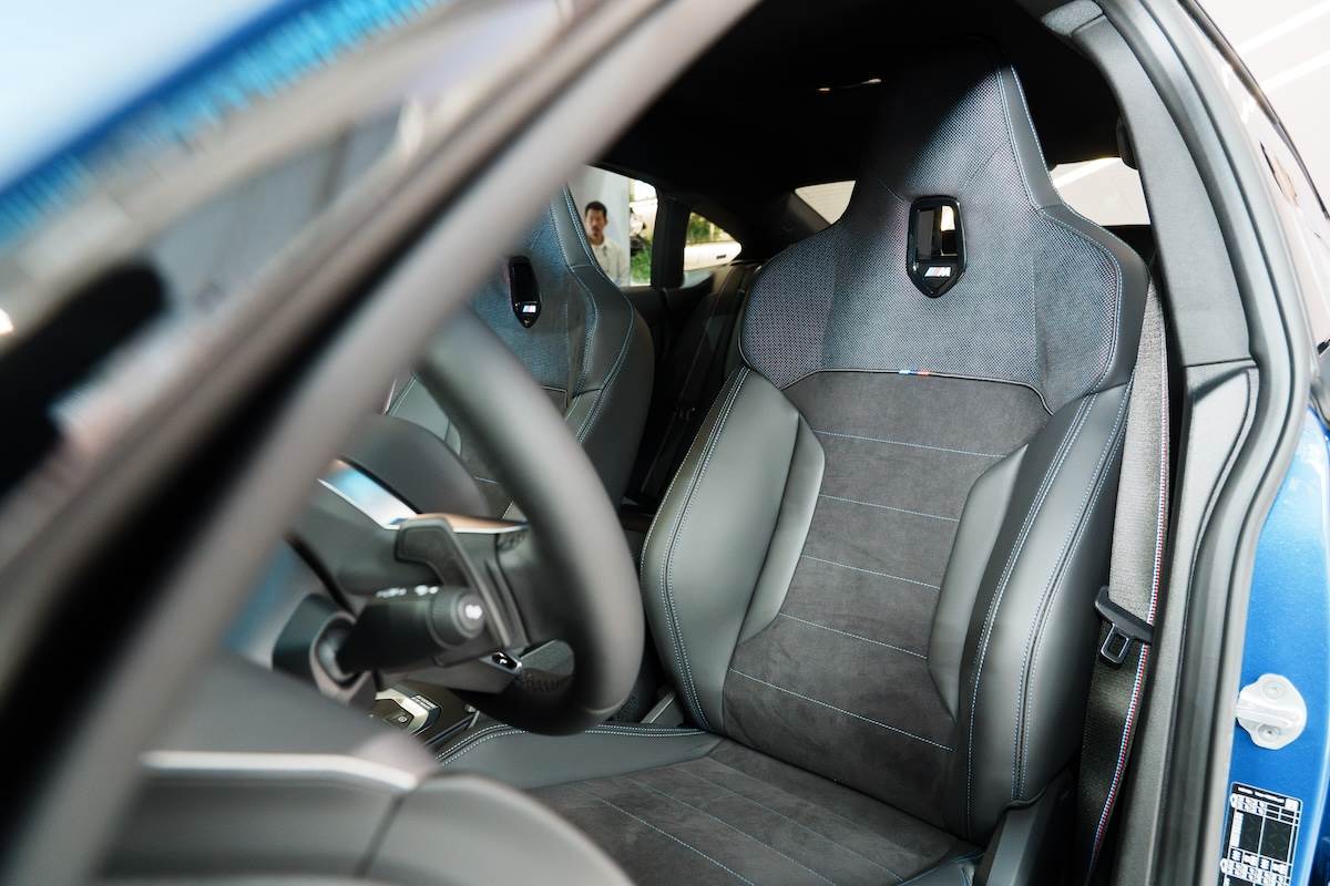 跑車座椅則搭載Veganza透氣皮質與Alcantara麂皮混搭材質，具備優異包覆性與支撐性。（圖／林昱丞攝影）