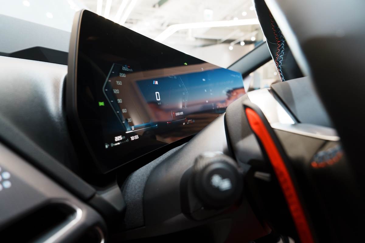 10.25吋虛擬數位儀錶搭配10.7吋中控觸控螢幕形成懸浮式曲面螢幕。（圖／林昱丞攝影）