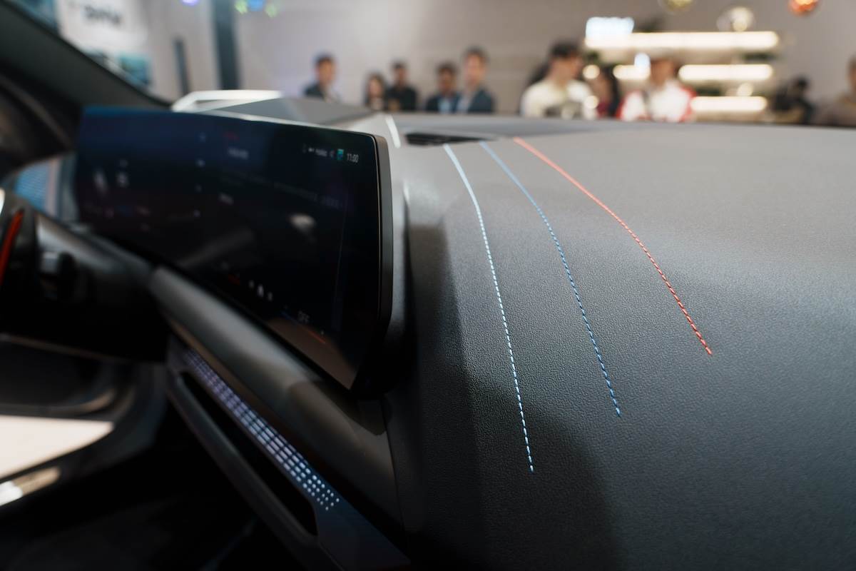 儀表台上有BMW專屬三色縫線，營造出熱血氛圍。（圖／林昱丞攝影）