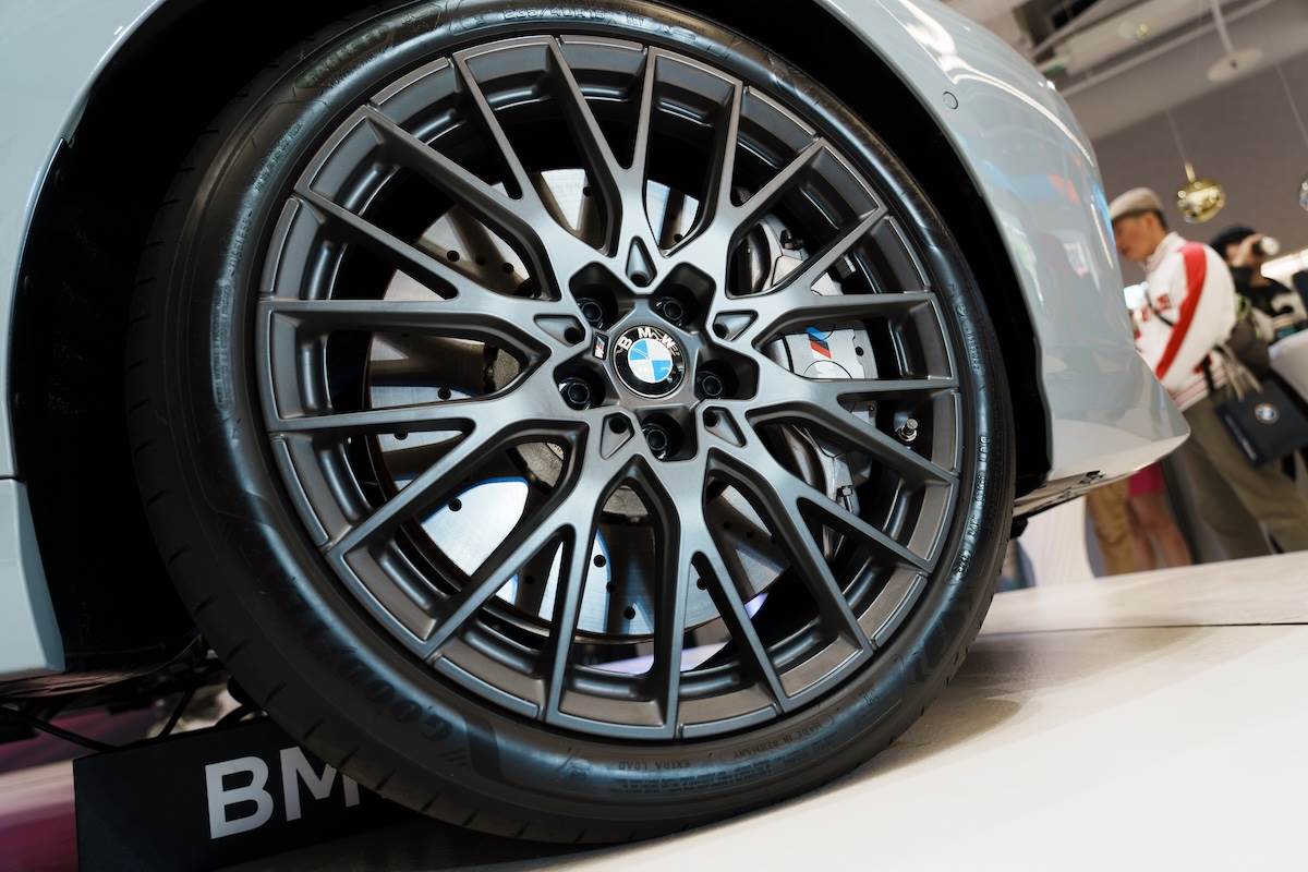 M灰色複合式煞車套件與19吋鍛造輪圈除了營造運動感外，還可以讓車重降低10公斤。（圖／林昱丞攝影）