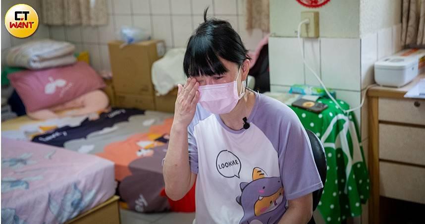 錢錢媽想到愛女如今2歲多,卻只能癱瘓在床、終身都需要專人照顧,忍不住悲從中來、淚流不止。(圖/CTWANT)