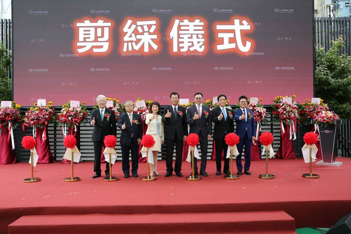 左至右為建築師李俊仁、國都汽車副董事長浦野真佐彥、和裕投資董事長林麗華、國都汽車董事長黃南光、和泰汽車總經理蘇純興、和泰汽車執行副總長沼一生、國都汽車總經理黃明顯。（圖／和泰汽車提供）