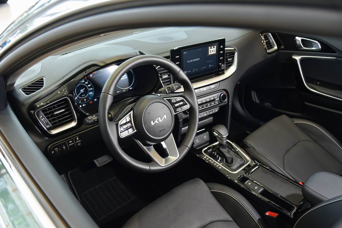 車室內裝的鋪陳格局承襲簡潔歐風基因，搭載12.3吋整合智慧型全數位儀表板與8吋多媒體影音觸控系統。（圖／台灣森那美起亞提供）