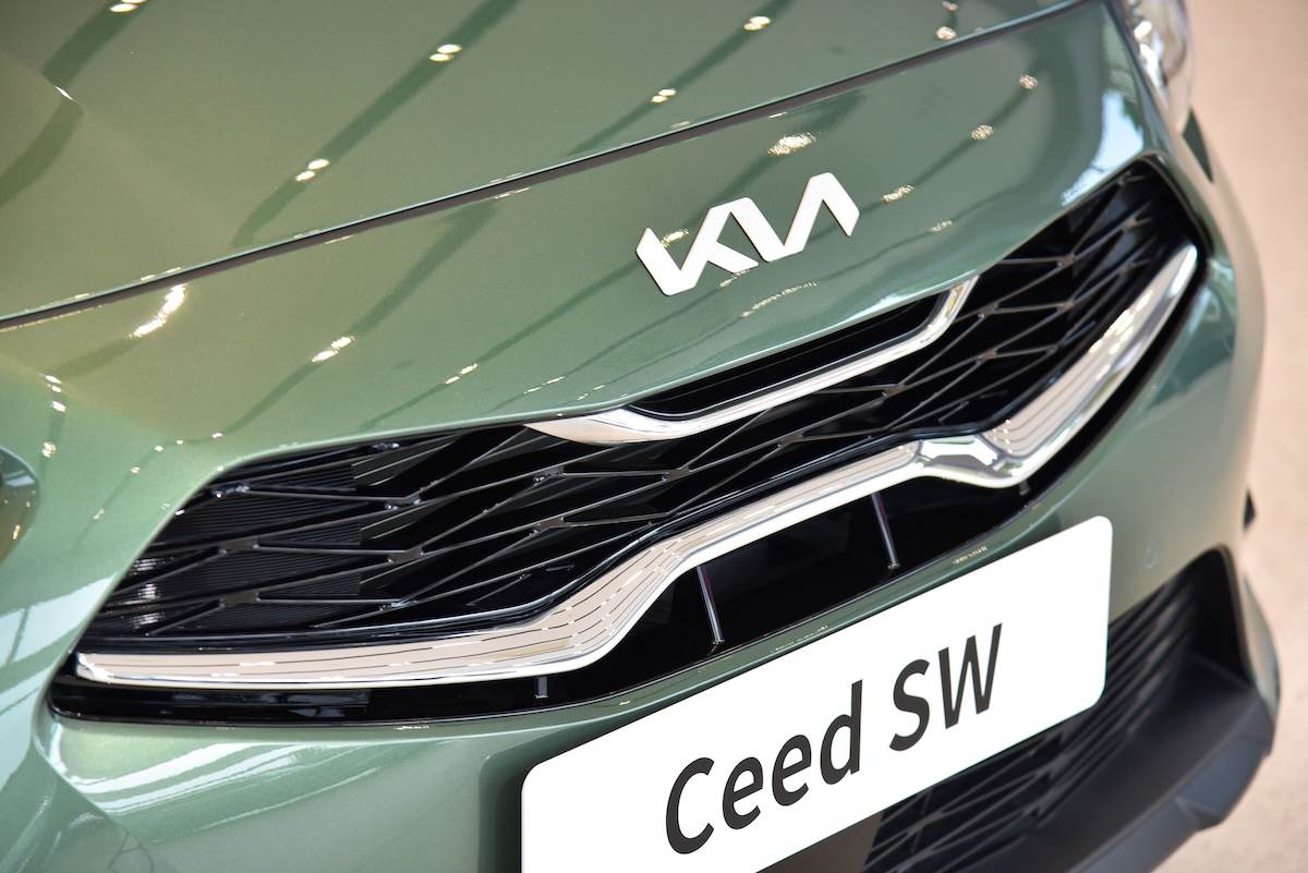 車頭延續Kia家族設計語彙虎式造型水箱護罩。（圖／台灣森那美起亞提供）