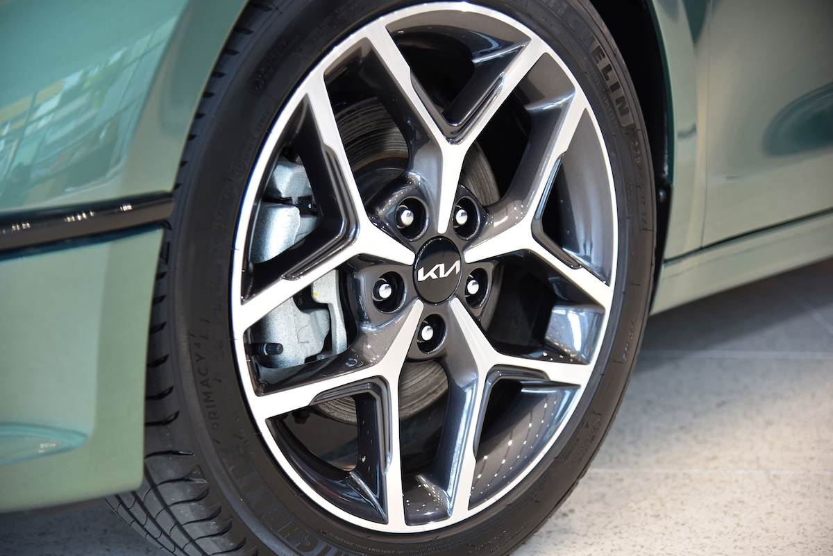 17吋的運動化跑胎與全新五幅式雙色鋁圈，帶來更多運動跑旅氣息。（圖／台灣森那美起亞提供）