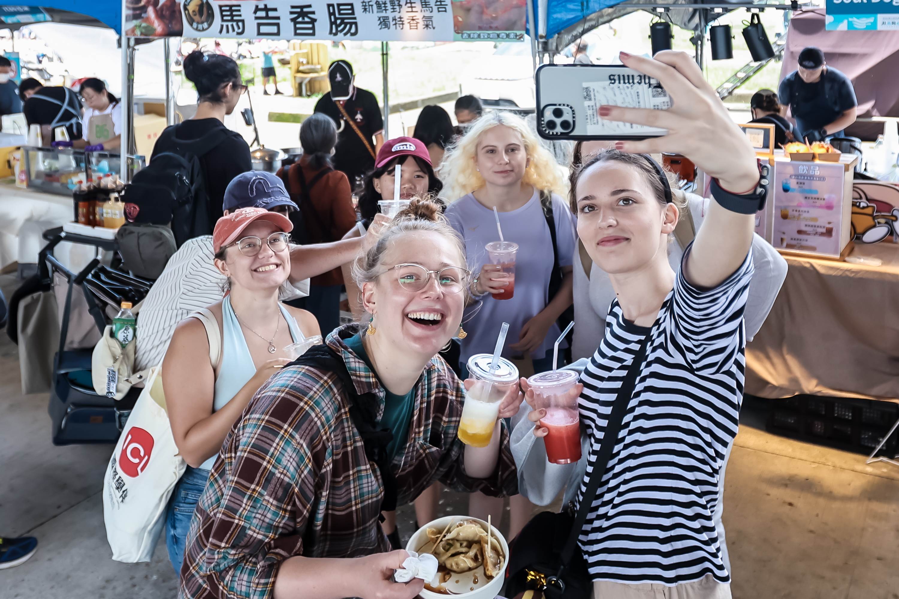 2025臺北國際龍舟錦標賽嘉年華匯聚各路人氣美食品牌，讓民眾滿足味蕾的同時也享受節慶熱鬧氣氛