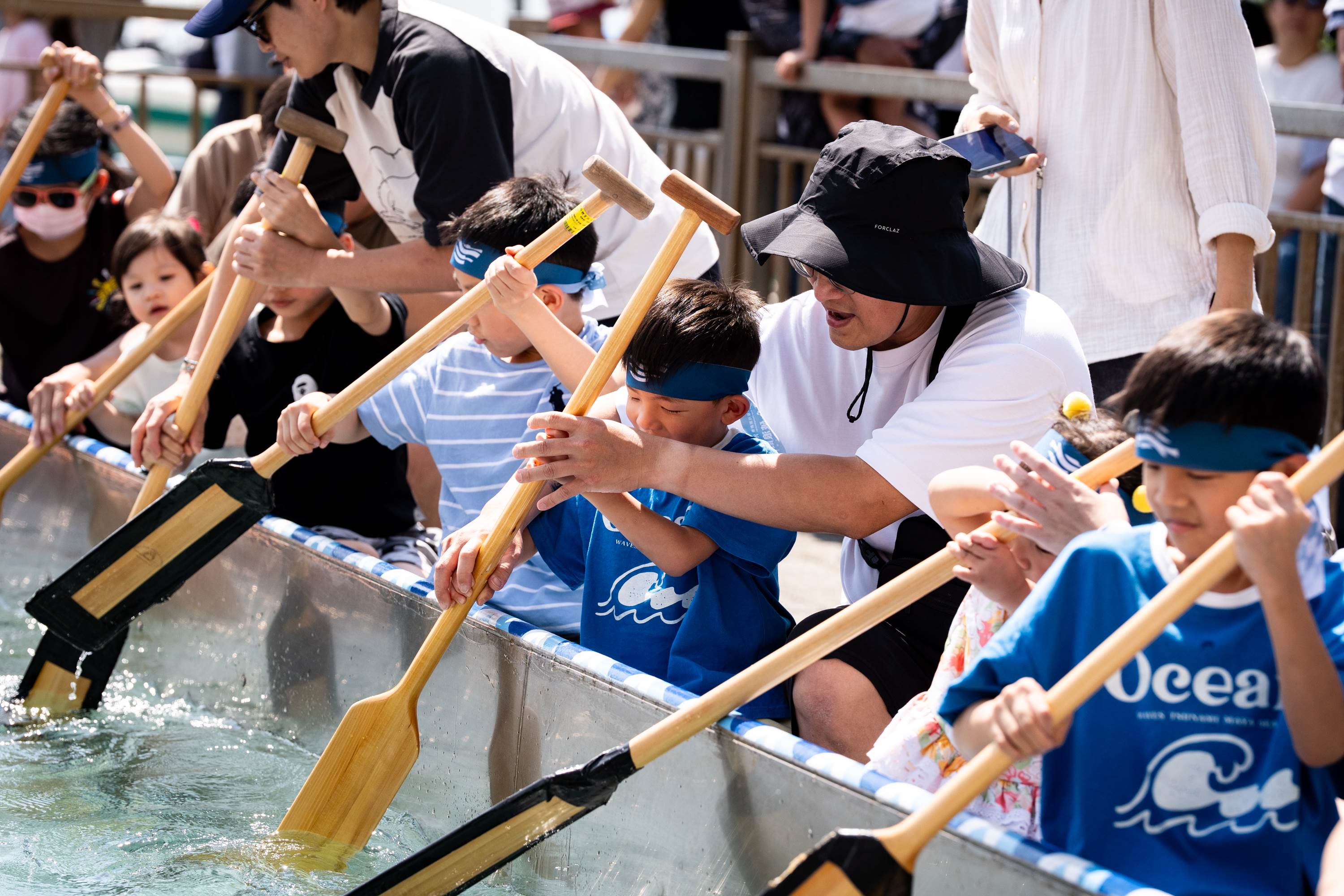 划起來！小朋友在教練帶領下參加龍舟體驗營，不只玩得開心，更感受到水上運動的刺激與團隊合作的力量！