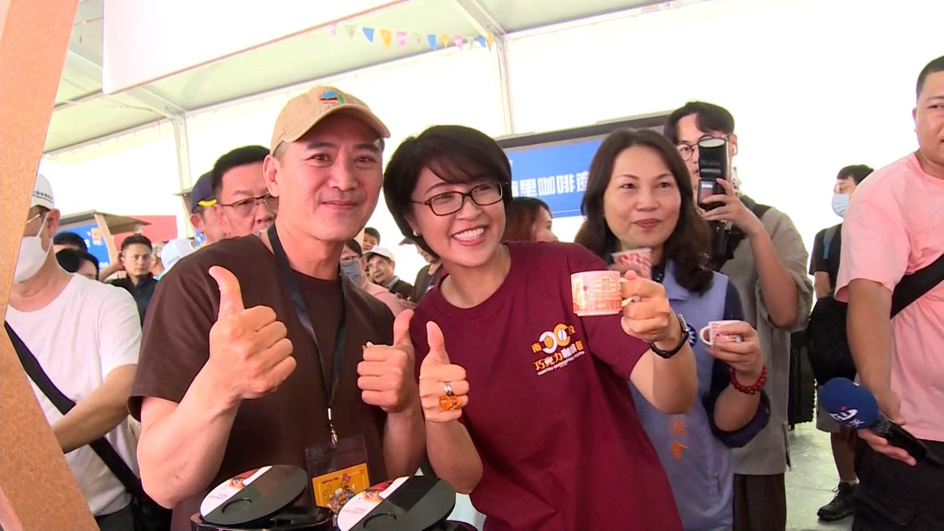 南投縣長許淑華親自走訪攤位，品嚐在地特色產品。（圖／東森新聞）